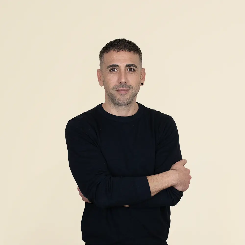 Chico moreno de frente llevando jeans y una sudadera blanca con capucha personalizada