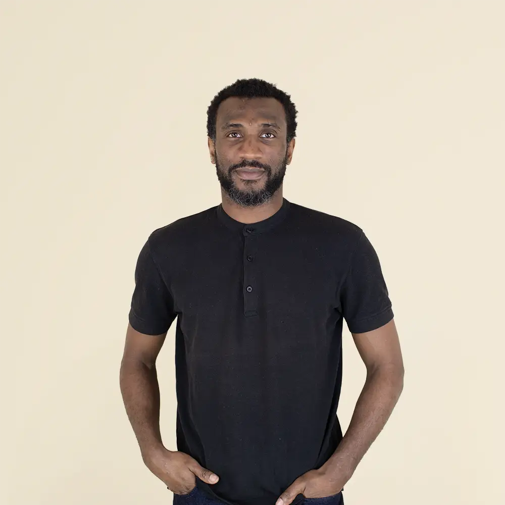 Chico moreno de frente llevando jeans y una sudadera blanca con capucha personalizada