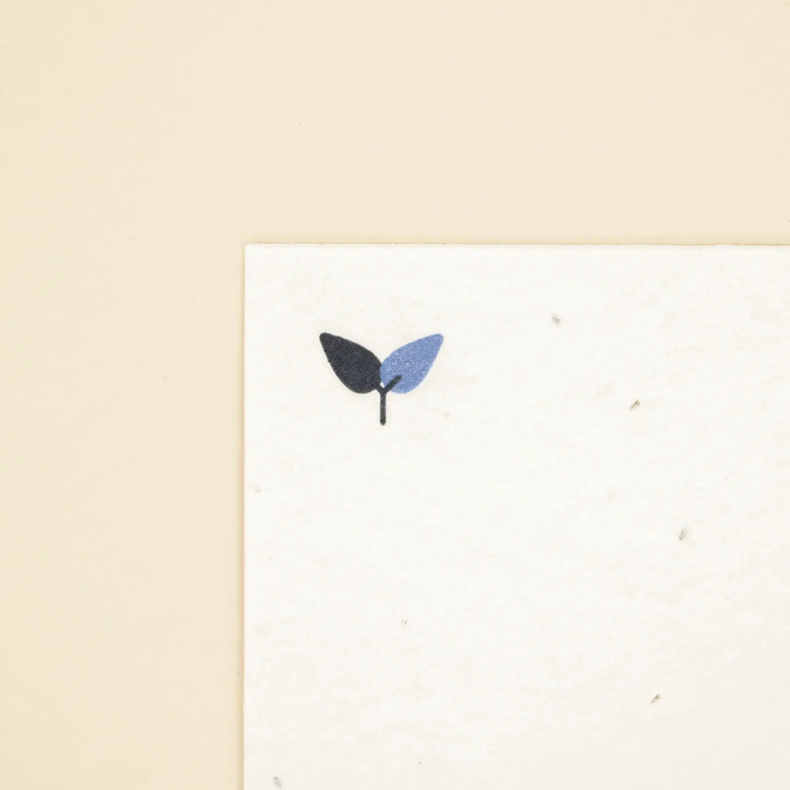 Detalle de una ilustración impresa en azul en una esquina de una tarjeta de papel plantable