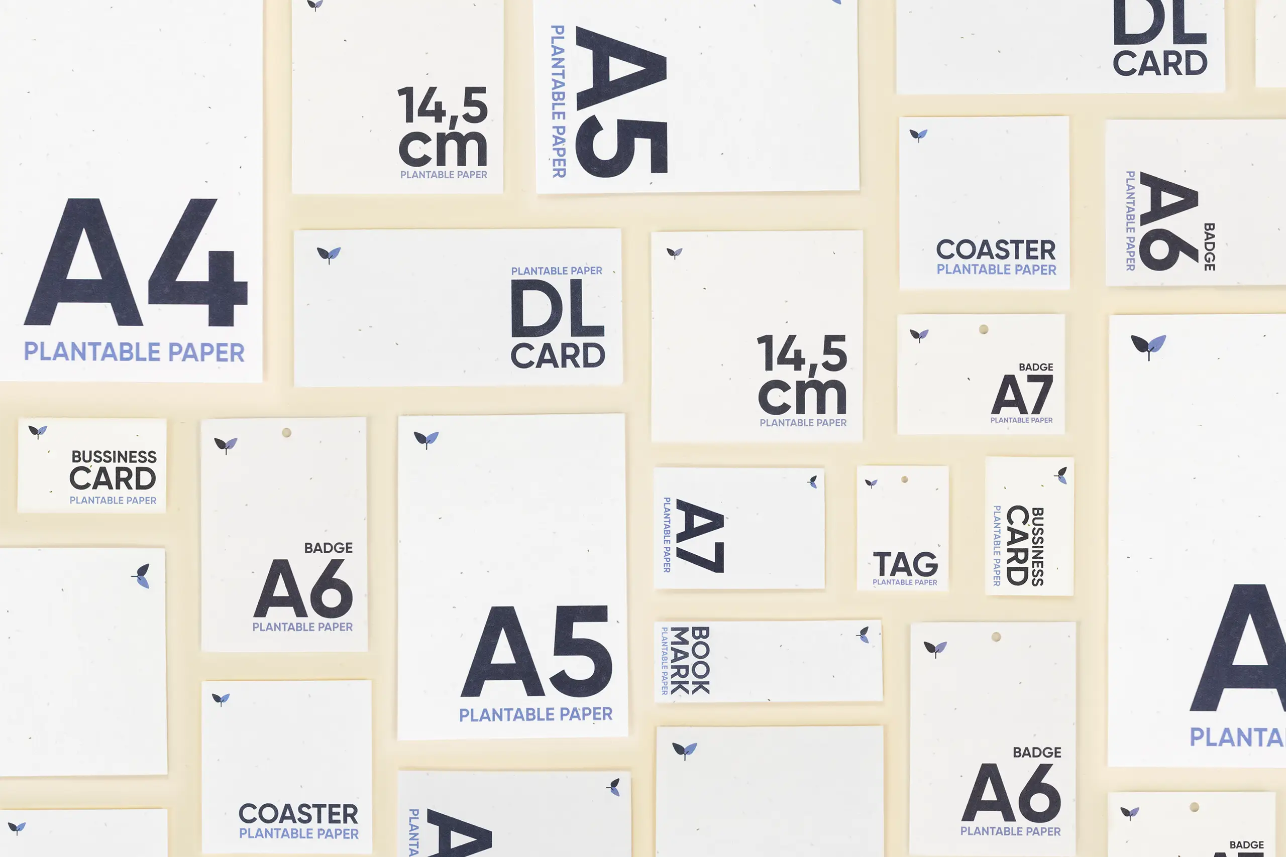 Composición de diferentes tamaños de tarjetas de papel plantable impresas