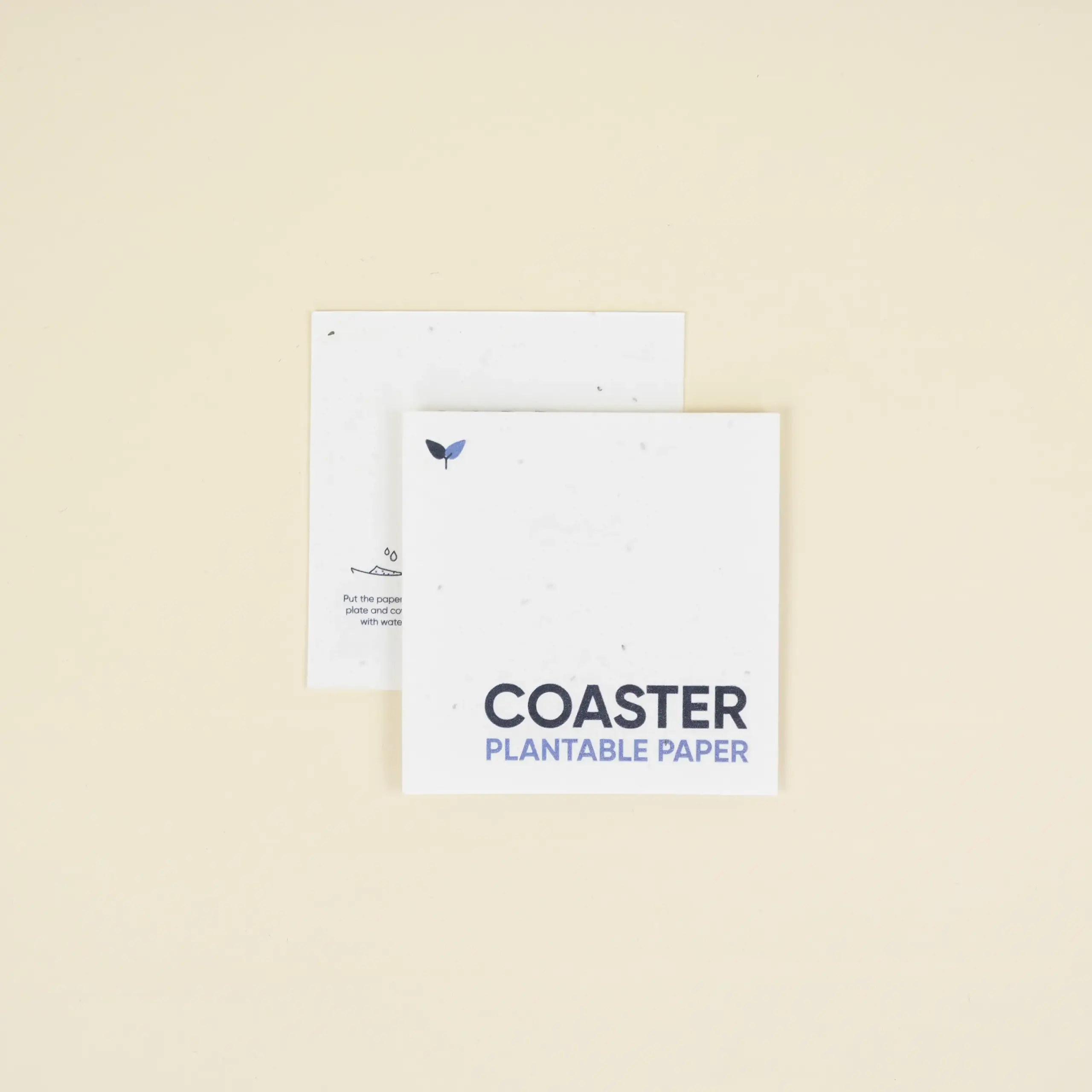 Posavasos de papel plantable Dos posavasos de papel plantable personalizados colocados uno encima del otro