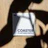 Posavasos de papel plantable Posavasos de papel plantable personalizado sobre una superficie de madera con sombras