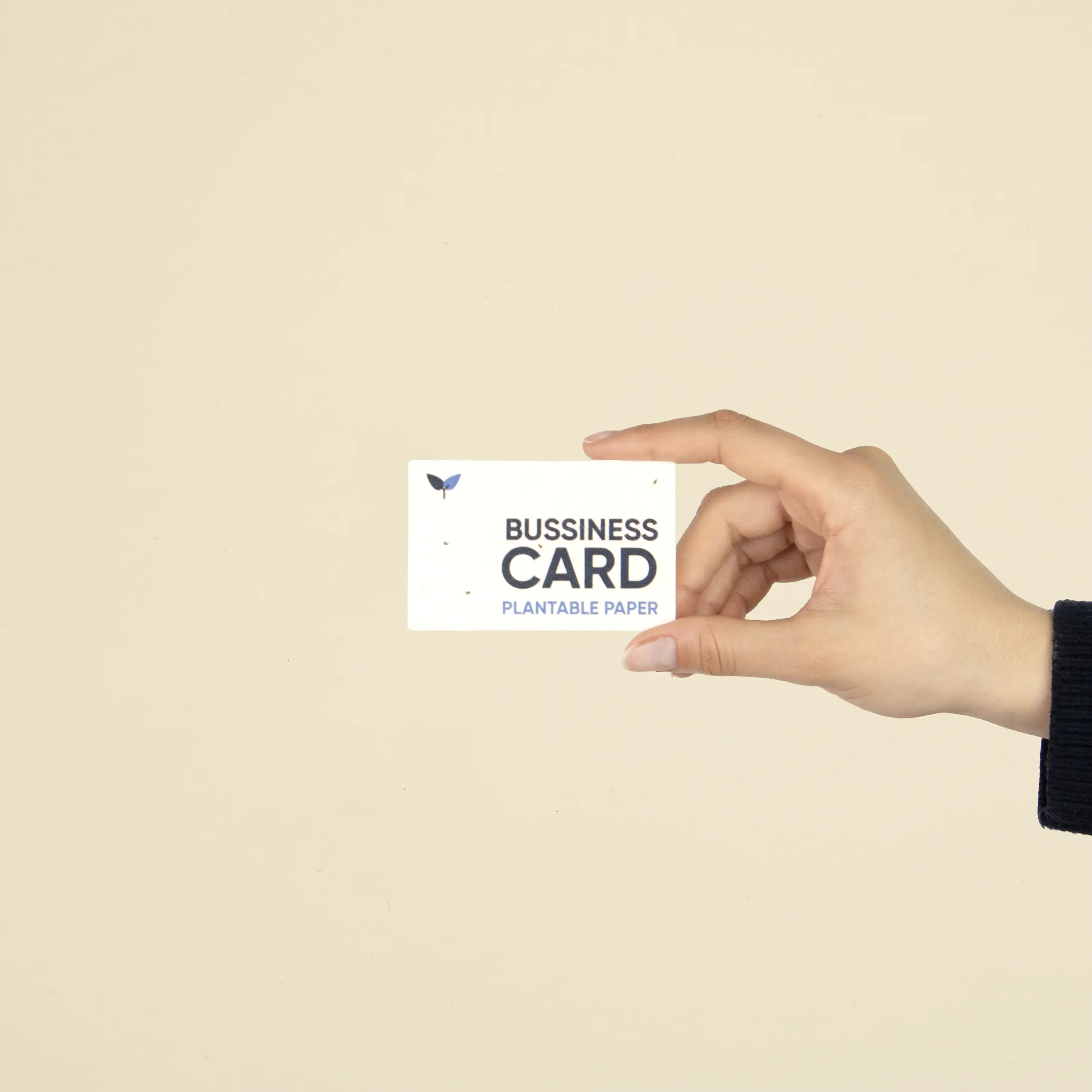 Mano mostrando una tarjeta de visita impresa en papel plantable