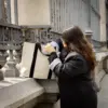 Una chica buscando en una tote bag de algodón con asas negras