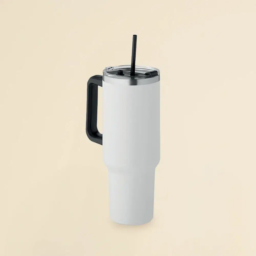 Travel Tumbler: Vaso térmico blanco de acero inoxidable con pajita sobre un fondo beige