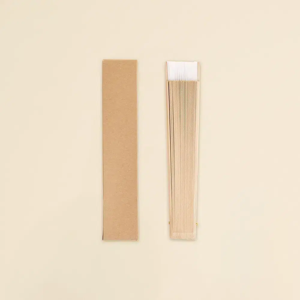 Abanico de madera personalizado FANI Abanico de madera y algodón cerrado junto a su caja