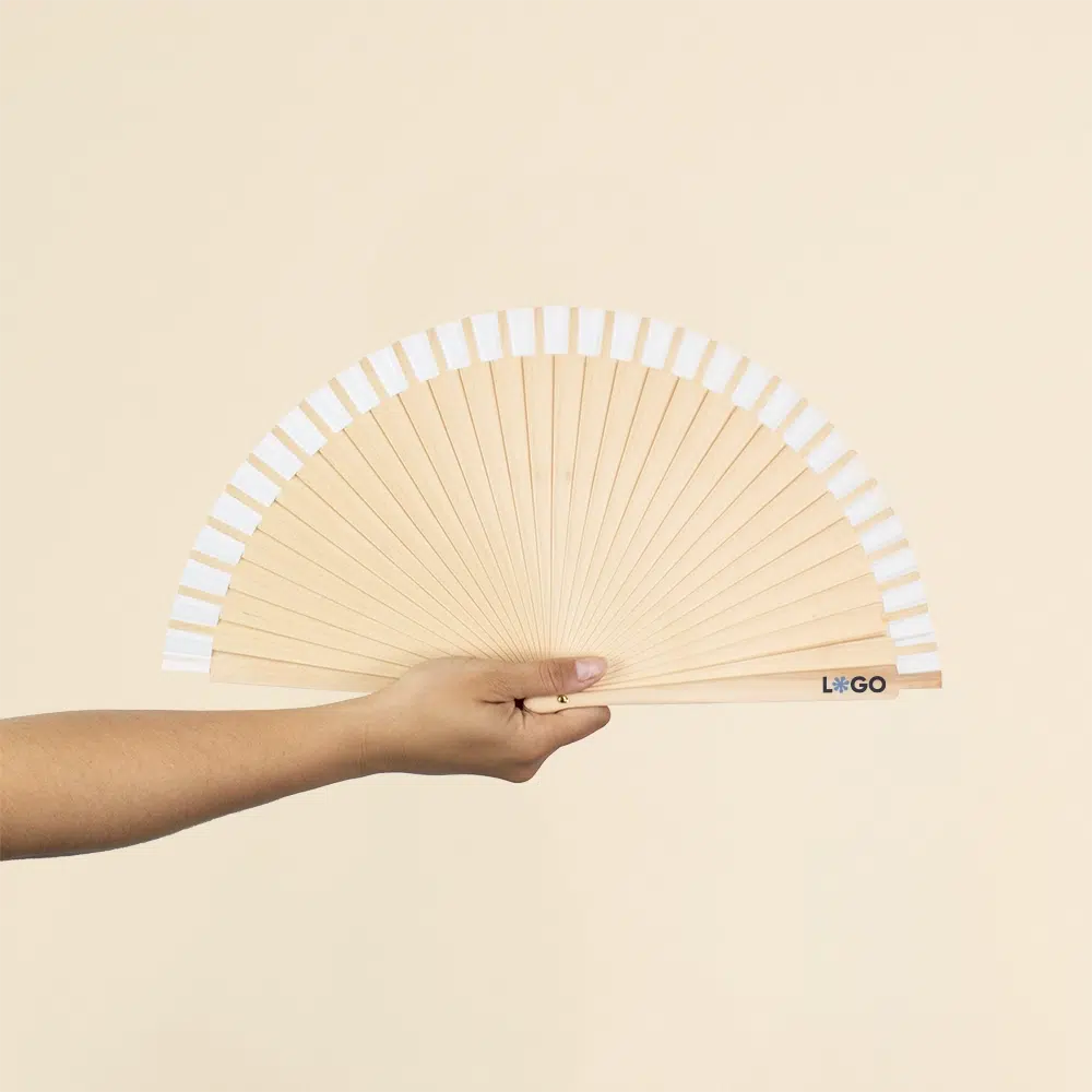 Abanico de madera personalizado FANI Mano sujetando un abanico de madera y algodón abierto