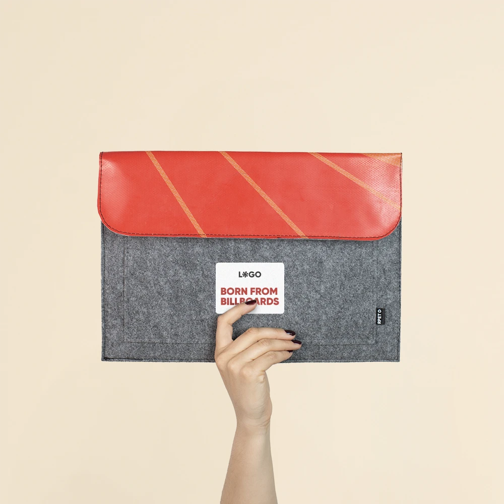 Funda portátil fieltro y lona FINNA Mano mostrando una funda de portátil personalizada hecha con fieltro y lona roja reciclada