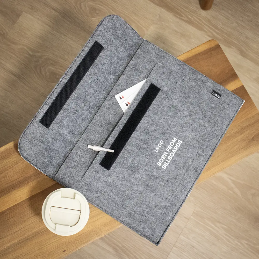 Funda de portátil abierta, hecha con fieltro y lona reciclada, personalizada con textos en blanco