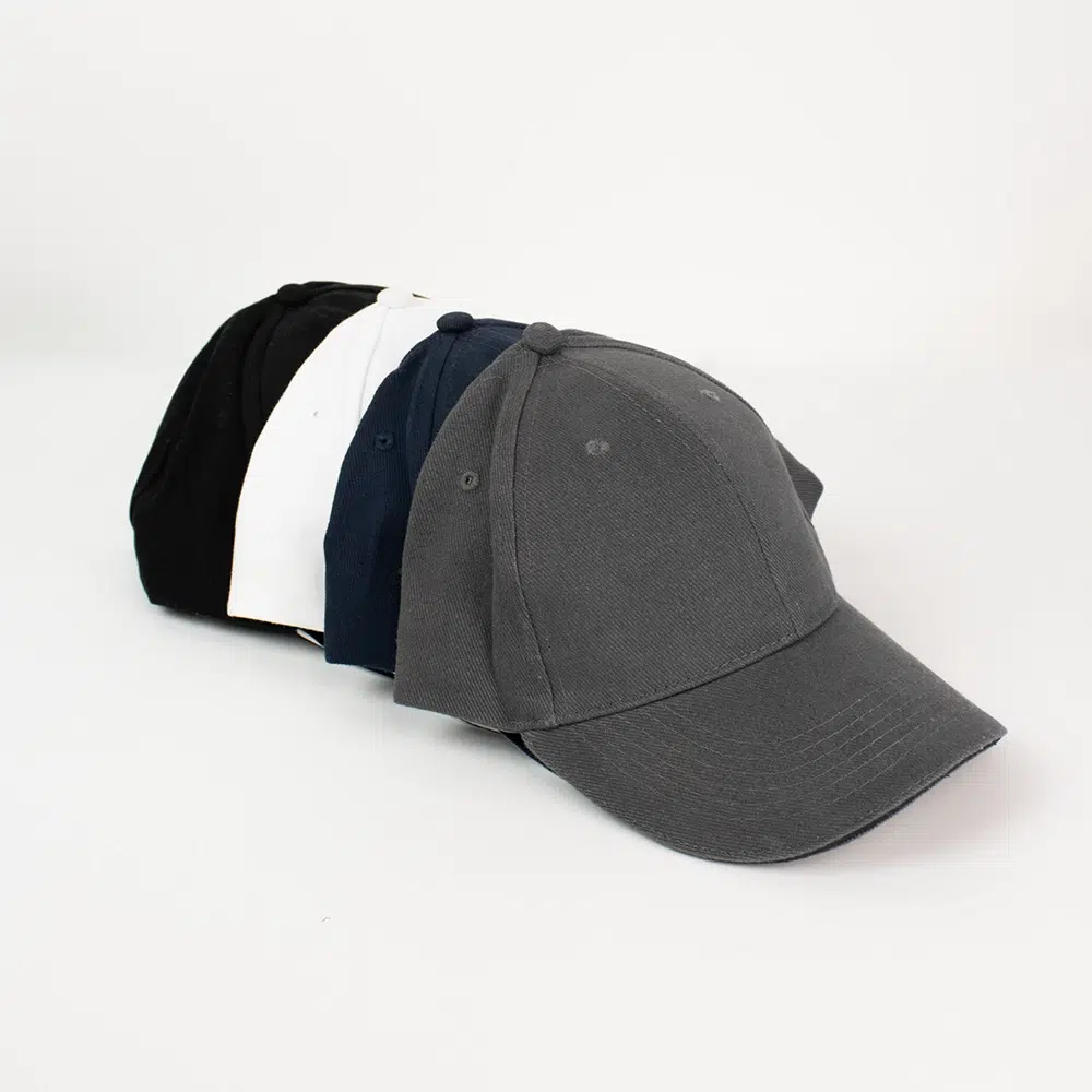 4 gorras apiladas de color negro, azul, blanco y gris