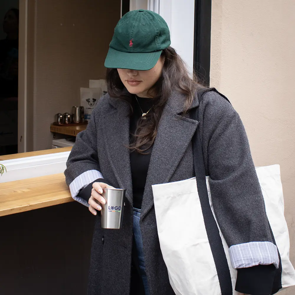 Chica sujetando vaso de acero inoxidable personalizado