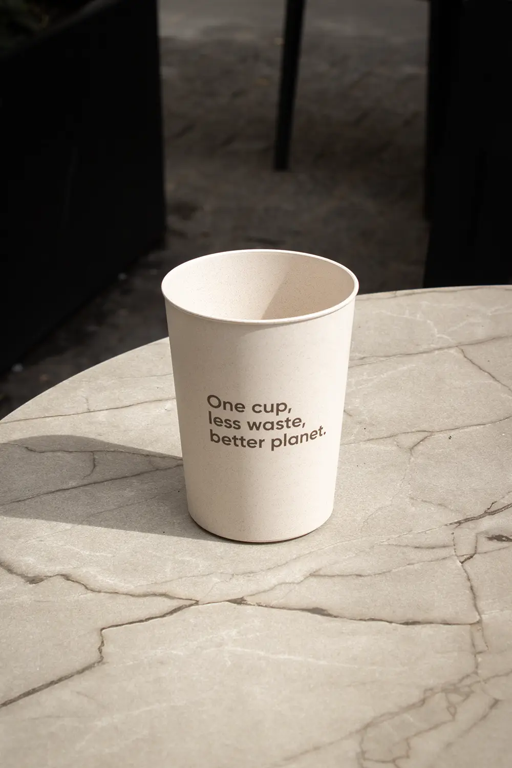 Vaso reutilizable de cáscara de arroz sobre una superficie de piedra