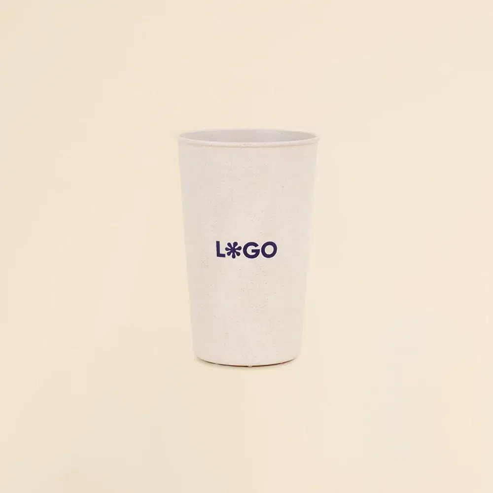 Vaso reutilizable de cáscara de arroz sobre fondo beige