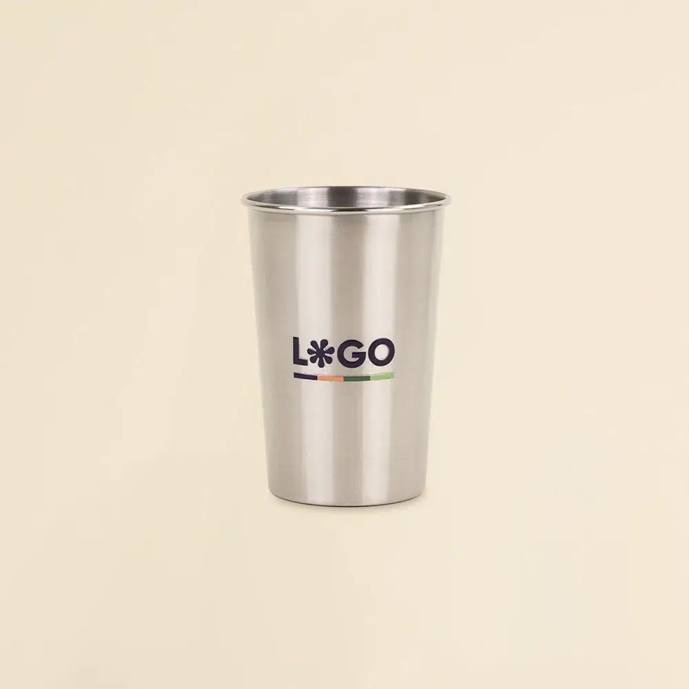 Vaso de acero inoxidable personalizado sobre un fondo beige