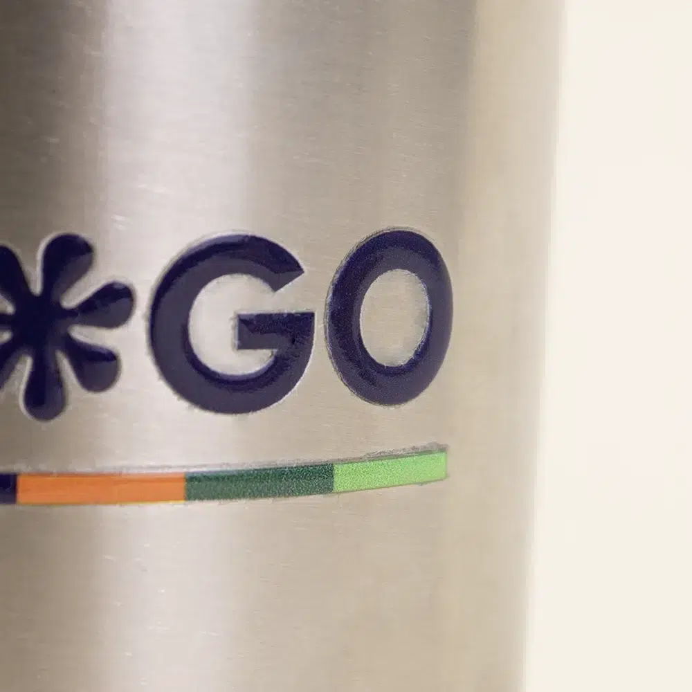 Vaso de acero inoxidable STEEL Vaso de acero inoxidable personalizado con letras en primer plano