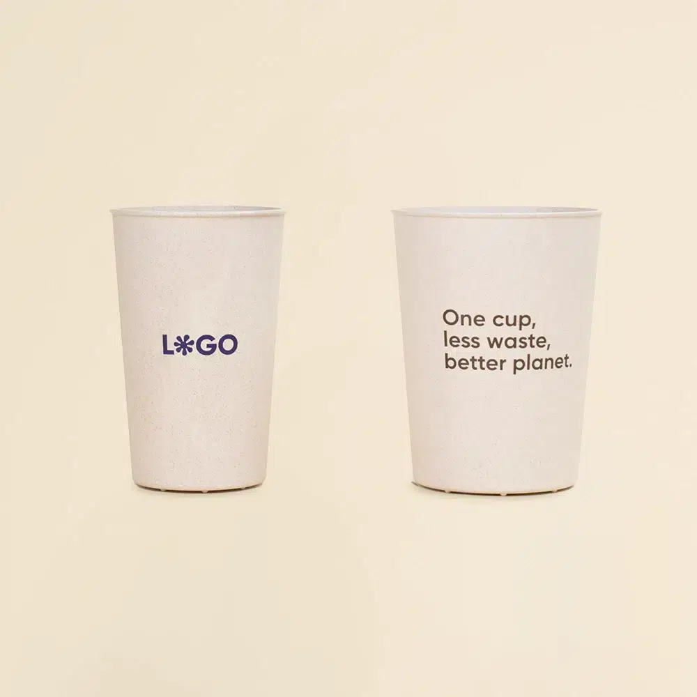 Dos vasos reutilizables de cáscara de arroz sobre un fondo beige