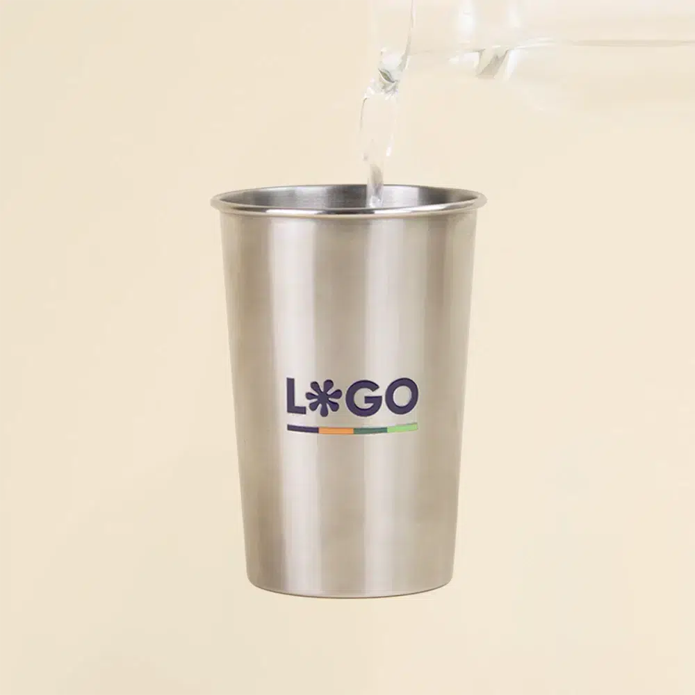 Vaso de acero inoxidable STEEL Botella sirviendo agua sobre vaso de acero inoxidable personalizado
