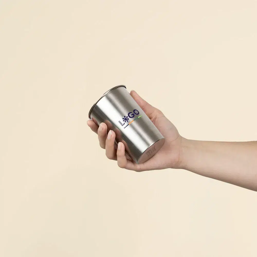 Vaso de acero inoxidable STEEL Mano sujetando vaso de acero inoxidable personalizado sobre fondo beige