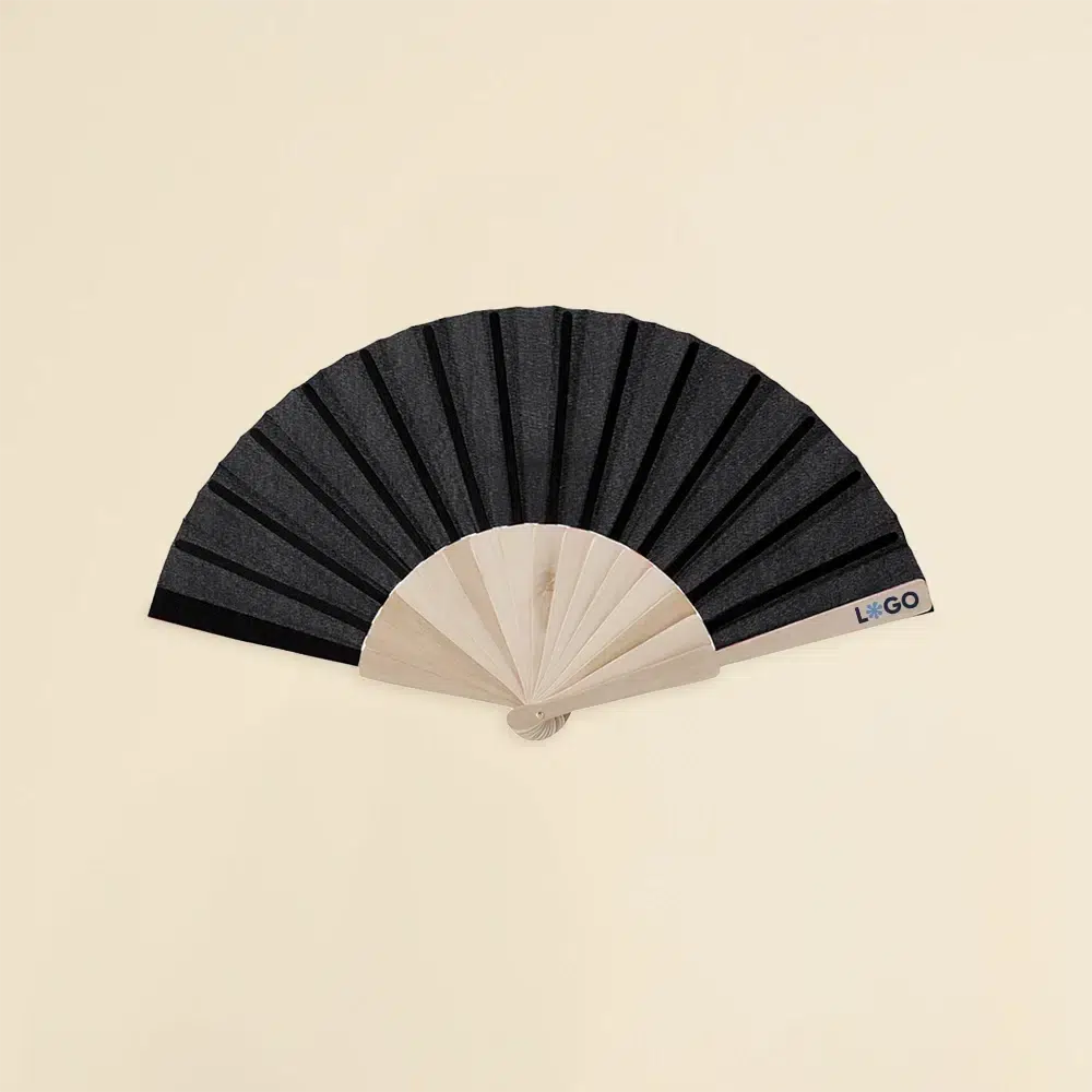 Abanico negro personalizado KIOTO Abanico negro con varillas de madera y tela poliester abierto