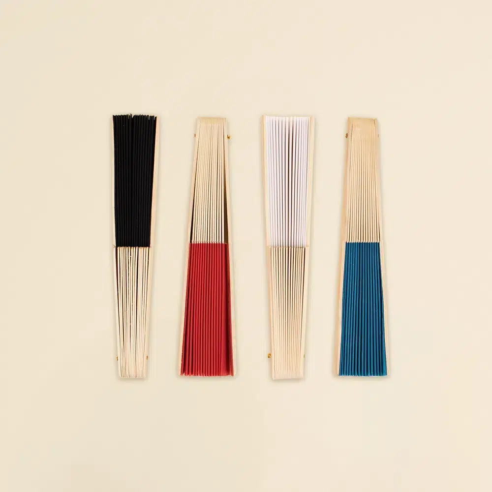 Cuatro abanicos de colores con varillas de madera y tela poliester cerrados