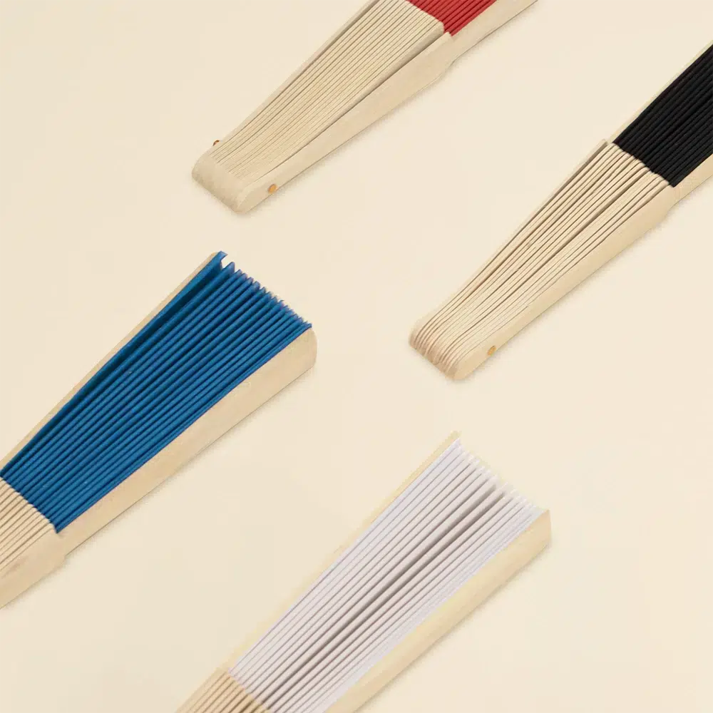 Cuatro abanicos de colores con varillas de madera y tela poliester cerrados