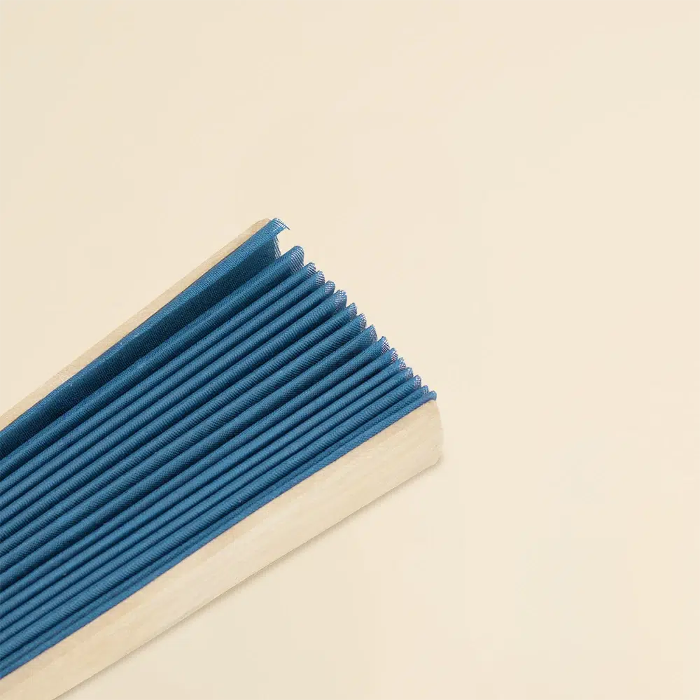 Abanico azul con varillas de madera y tela poliéster cerrado
