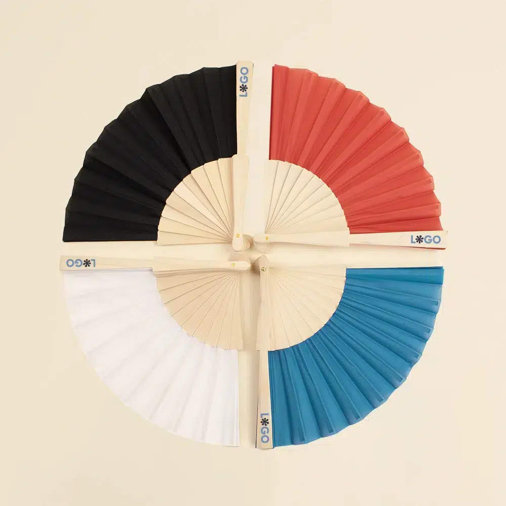 Cuatro abanicos de colores con varillas de madera y tela poliester abiertos