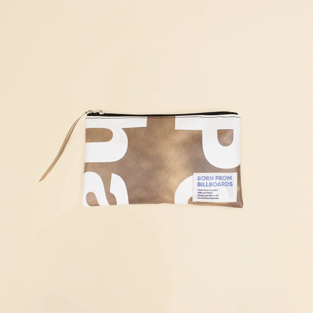 Neceser de lona reciclada MOMO Neceser de lona reciclada de color marrón y blanco