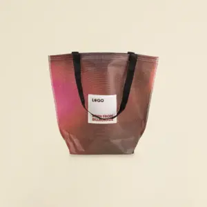 Tote bag de lona reciclada roja con asas negras