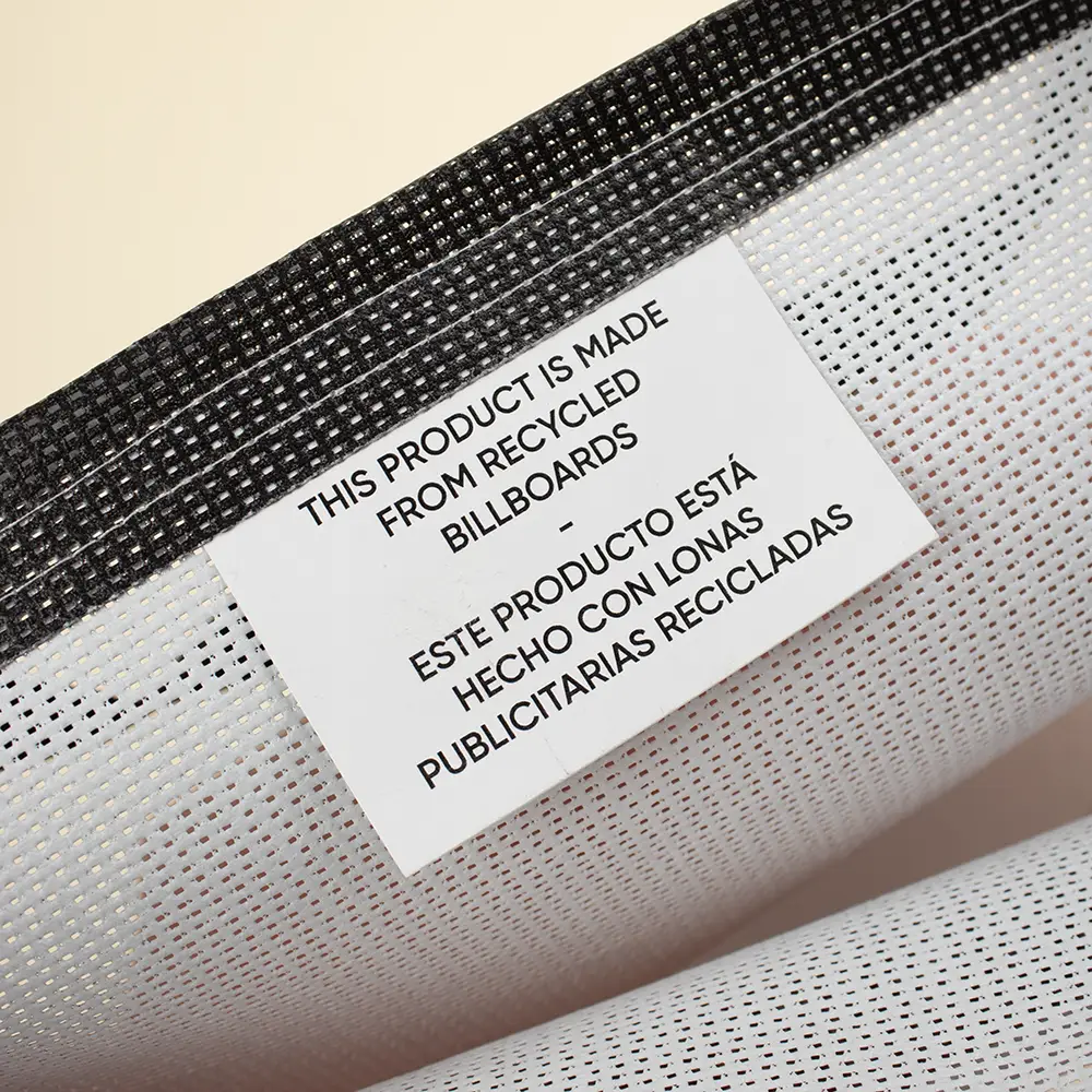 Etiqueta impresa informativa dentro de una bolsa de lona