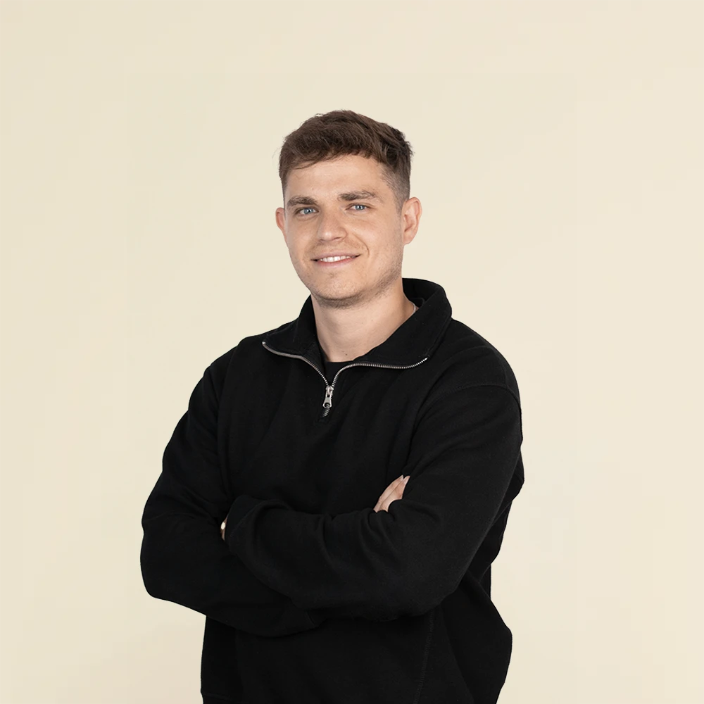 Chico moreno de frente llevando jeans y una sudadera blanca con capucha personalizada