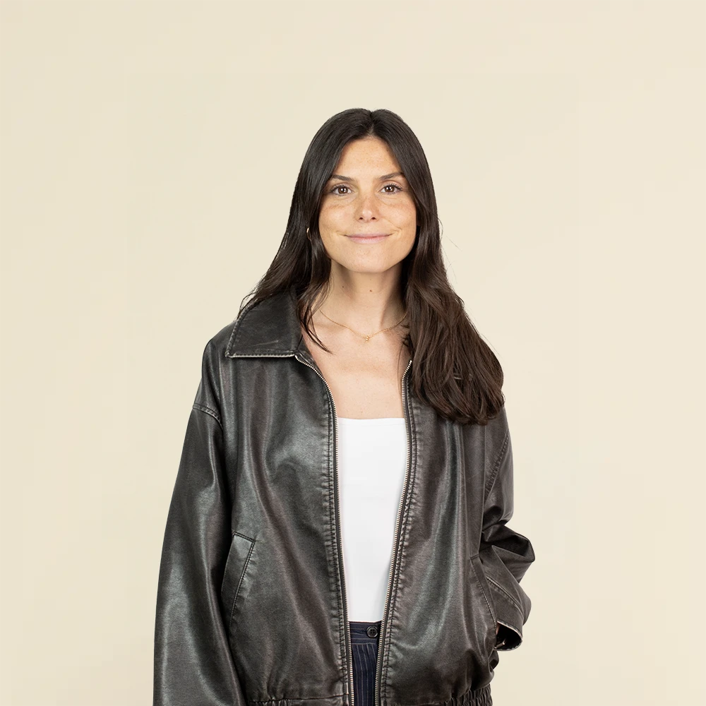 Chico moreno de frente llevando jeans y una sudadera blanca con capucha personalizada