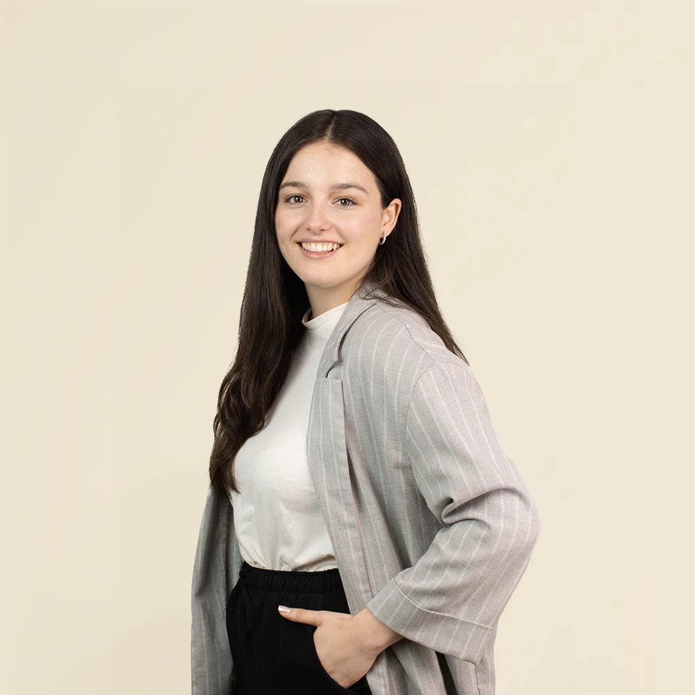 Chico moreno de frente llevando jeans y una sudadera blanca con capucha personalizada