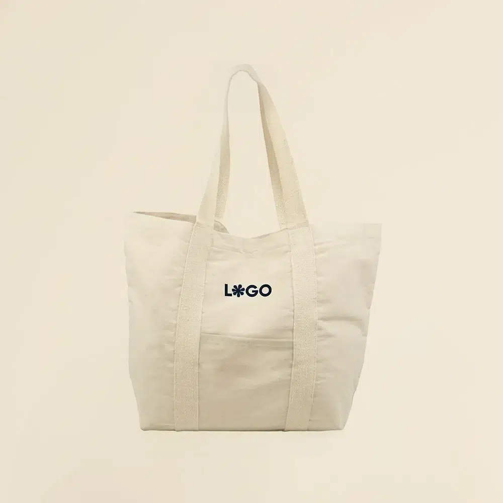 Tote bag de algodón con asas blancas sobre fondo beige