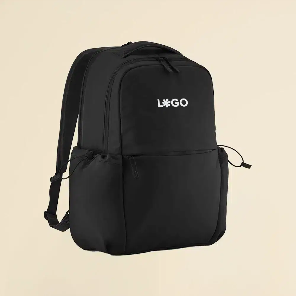 Mochila urbana personalizada negra sobre un fondo beige