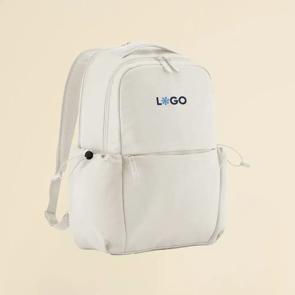 Mochila urbana personalizada beige sobre un fondo beige