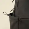 Mochila urbana personalizada negra sobre un fondo beige