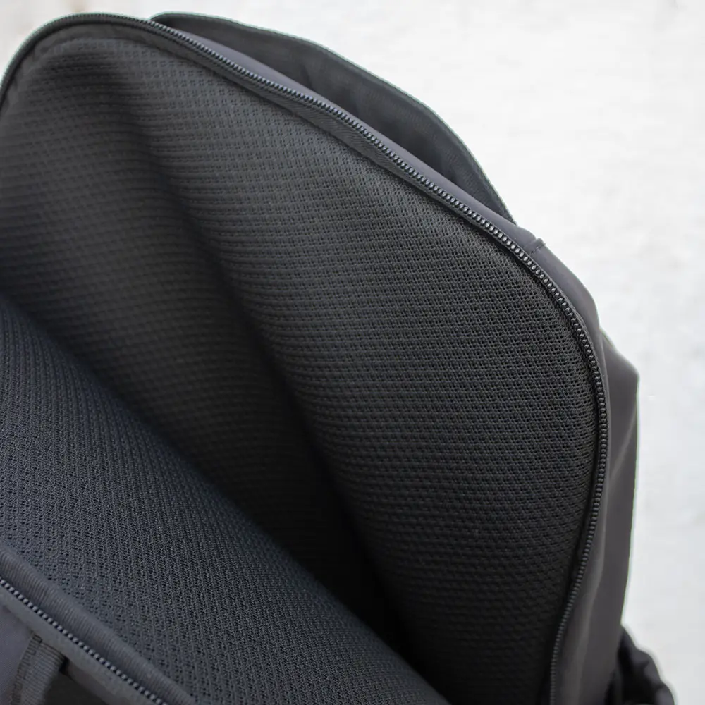 Mochila urbana personalizada negra abierta