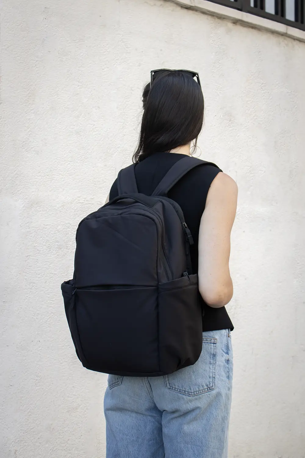 Chica con mochila urbana personalizada negra