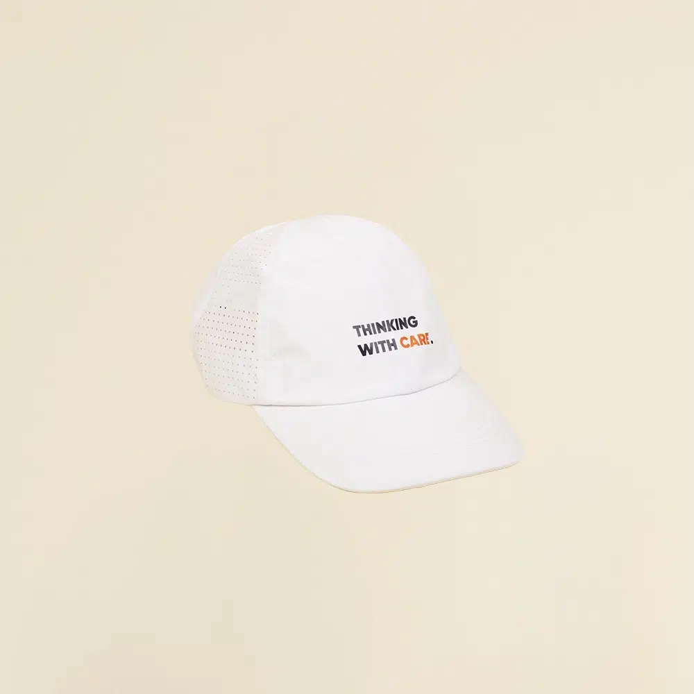 Gorra visera personalizable KAPA blanca Gorra con visera personalizable blanca en fondo beige