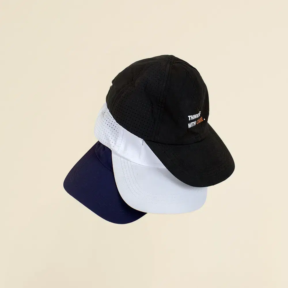 Gorra visera personalizable KAPA Tres gorras con visera personalizable en fondo beige