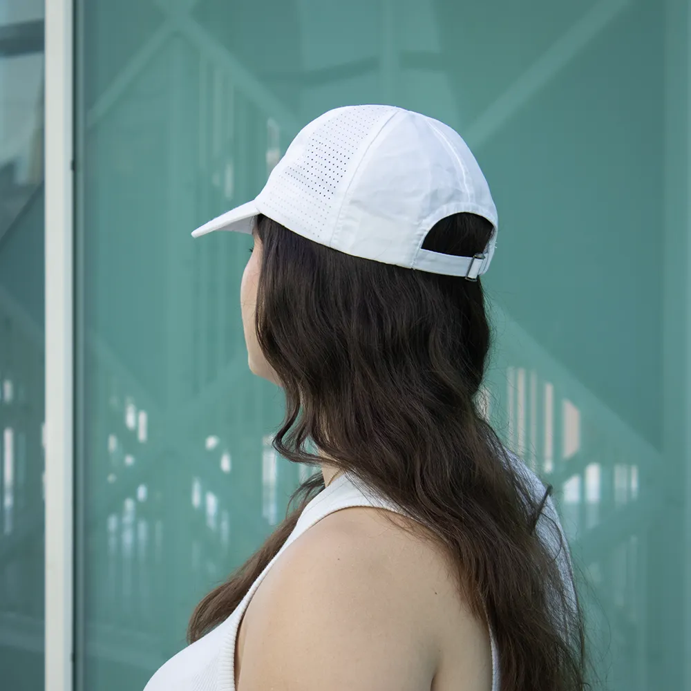 Gorra visera personalizable KAPA Chica con una gorra personalizable con visera deportiva parte trasera