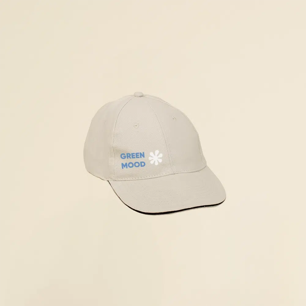 Gorra beige con logo lateral en un fondo beige