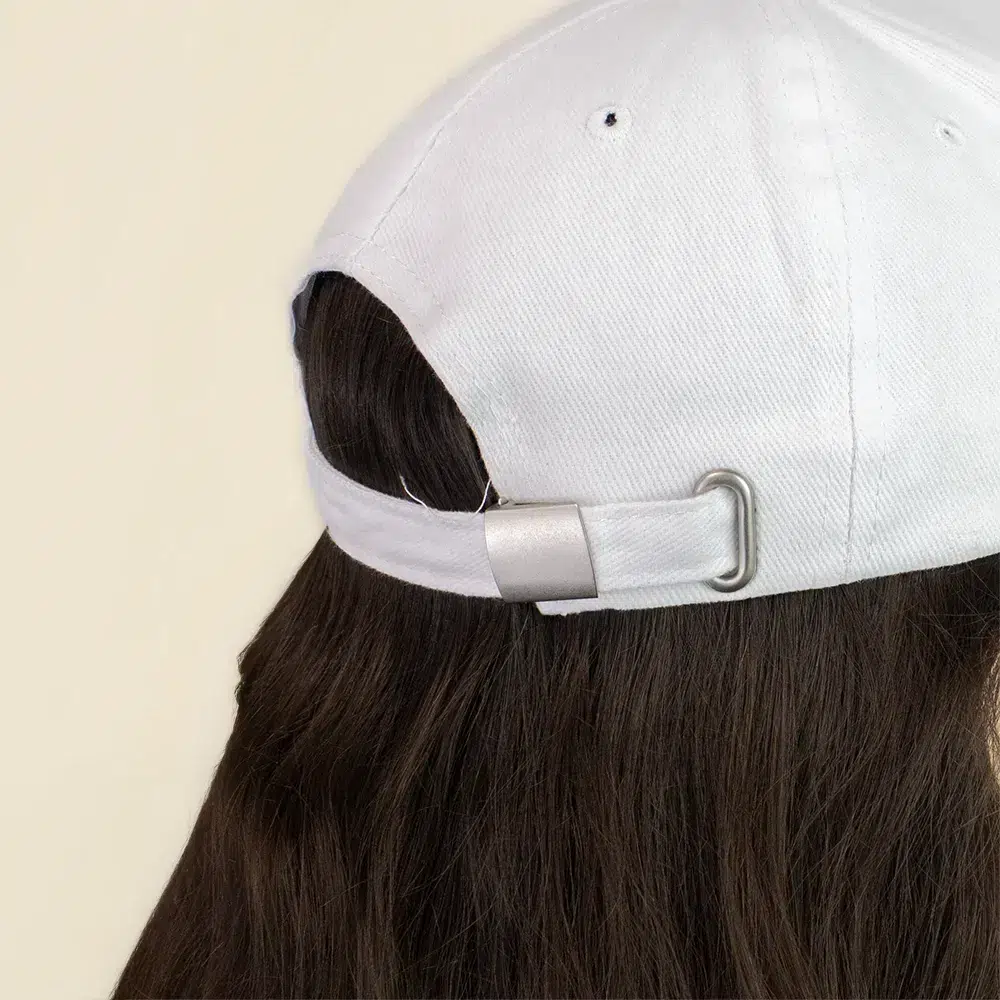 Parte trasera de una gorra blanca en un fondo beige