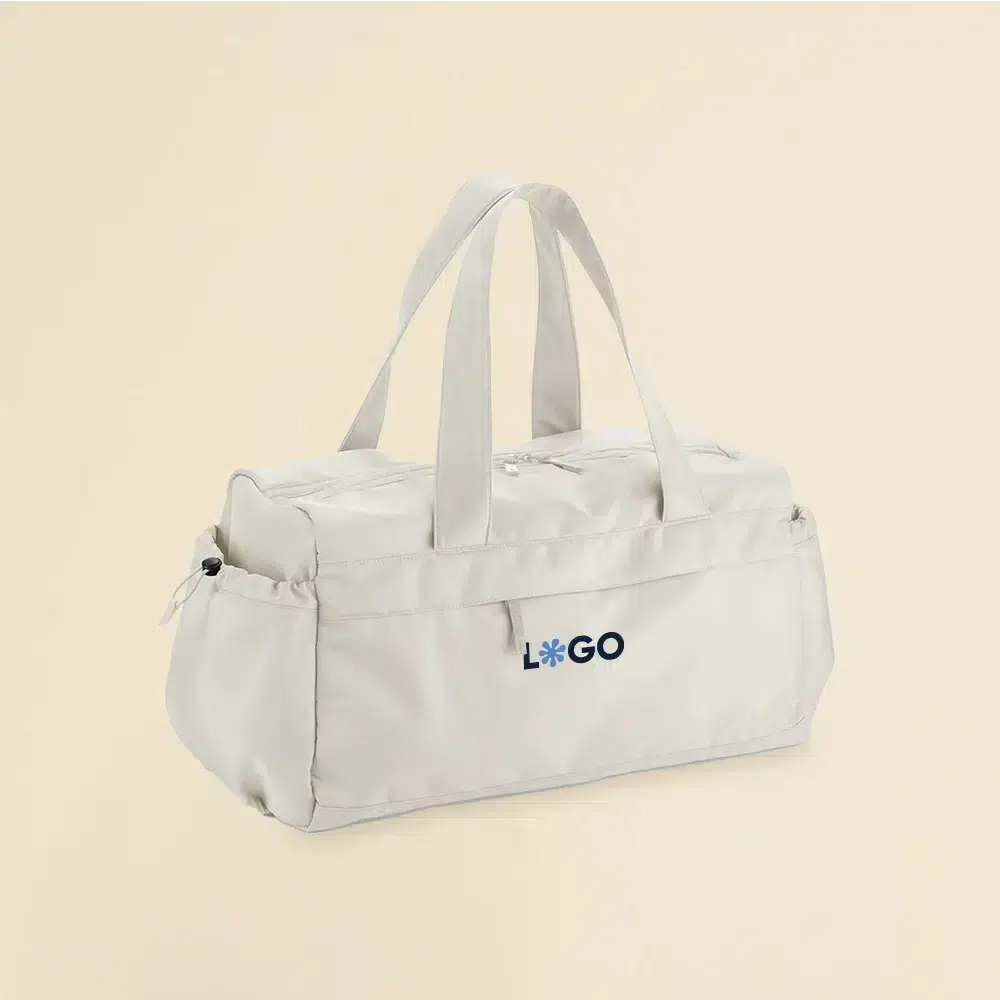 Bolsa de deporte blanca de poliéster reciclado sobre un fondo beige