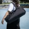 Bolsa de deporte PULSE Chica con una bolsa de deporte negra de poliƩster reciclado
