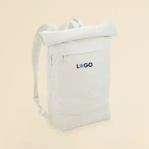 Mochila roll top personalizada blanca a todo color sobre fondo beige