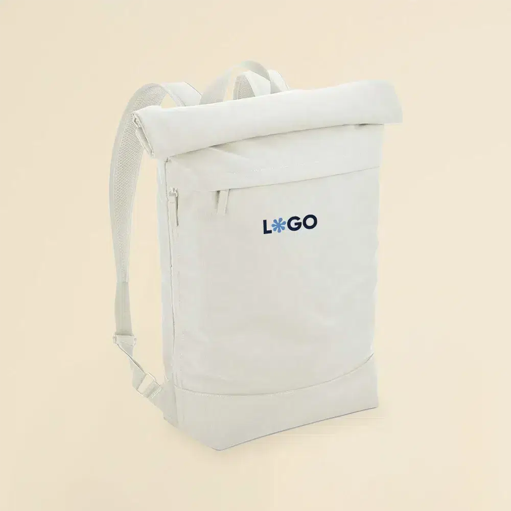 Mochila roll top personalizada blanca a todo color sobre fondo beige