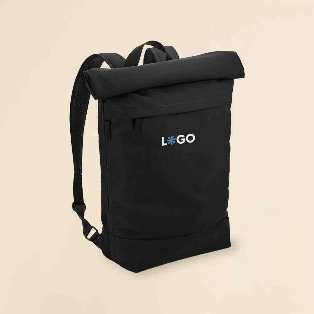 Mochila roll top personalizada negra a todo color sobre fondo beige