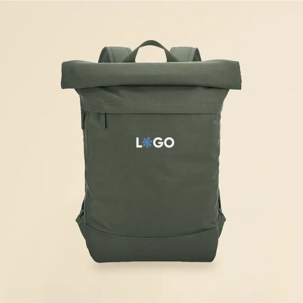 Mochila roll top personalizada verde a todo color sobre fondo beige